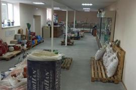 Сдает в аренду помещения.